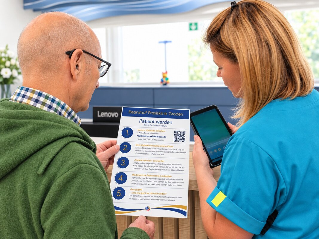 Ein älterer Mann schaut auf ein Informationsblatt, das von einer Mitarbeiterin in blauer Kleidung gehalten wird. Das Blatt enthält Anweisungen zur Patientenregistrierung mit Zahlen und einem QR-Code. Hintergrund zeigt einen Empfangsbereich mit einem Lenovo-Logo.