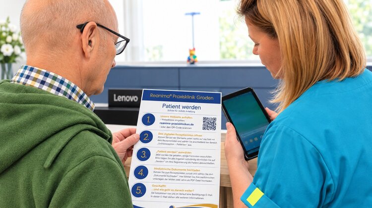Ein älterer Mann schaut auf ein Informationsblatt, das von einer Mitarbeiterin in blauer Kleidung gehalten wird. Das Blatt enthält Anweisungen zur Patientenregistrierung mit Zahlen und einem QR-Code. Hintergrund zeigt einen Empfangsbereich mit einem Lenovo-Logo.