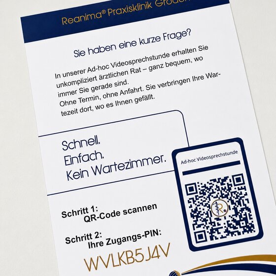 Ein Informationsblatt der Reanima Praxis Klinik Groden, das über eine Ad-hoc Videosprechstunde informiert. Es enthält Anweisungen zum Scannen eines QR-Codes und zur Eingabe einer Zugangs-PIN, um schnell und ohne Wartezimmer Rat zu erhalten.